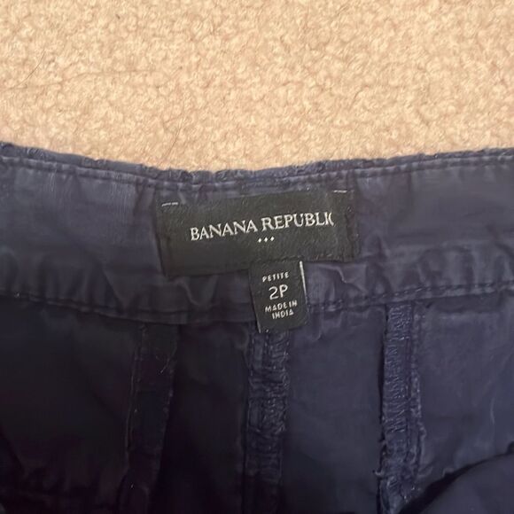 BANANA Republic Navy Blue Eyelet Shorts. Size 2P - Picture 6 of 8
